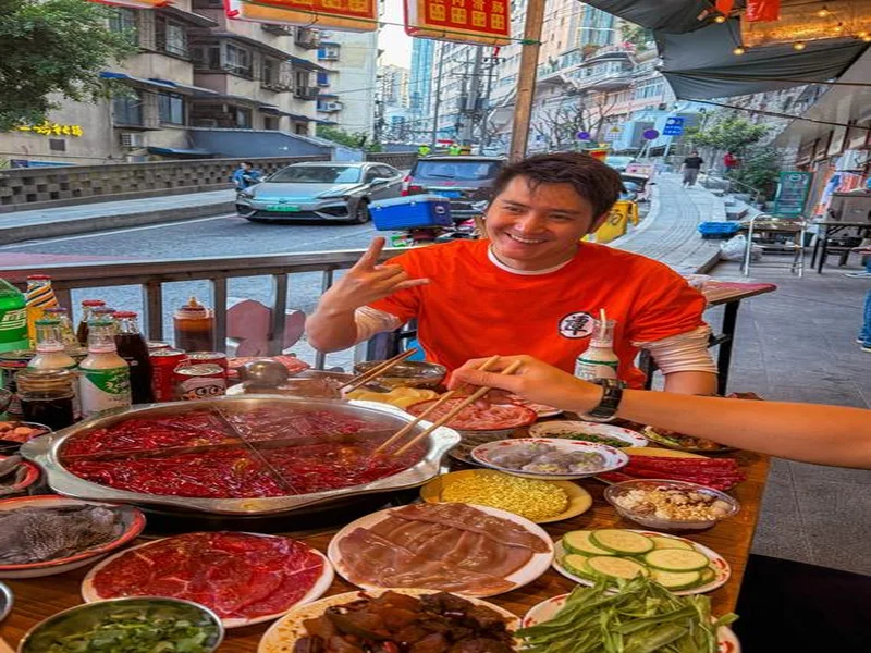 渝媒：李章洙在重庆被球迷请吃火锅，他直接吃的红锅微辣